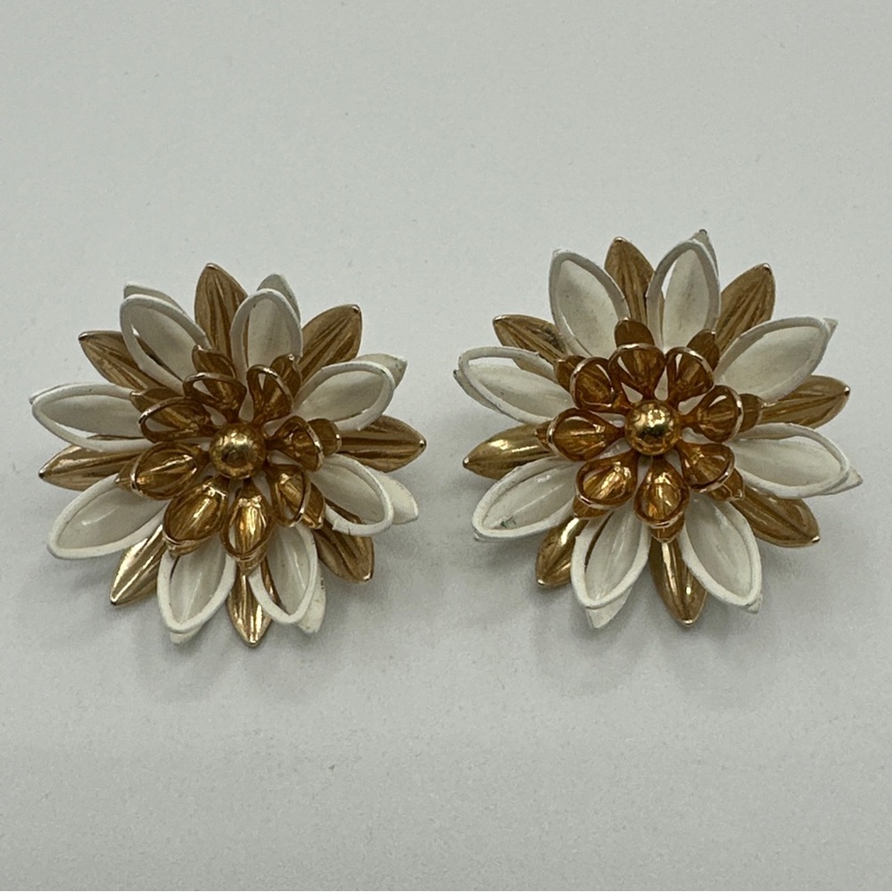 Vintage Sarah Coventry White & Gold‎ 1960s Mod Daisy Clip On # 423